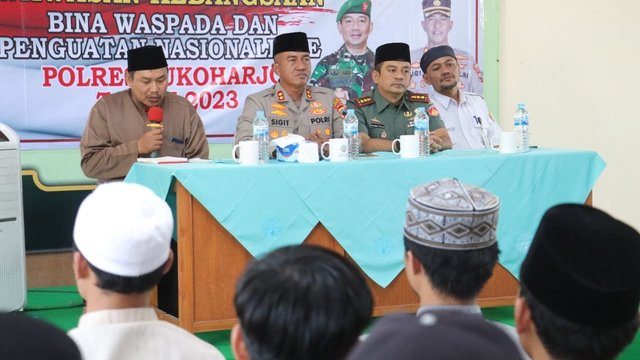 Kapolres Sukoharjo Ajak Santri Aly An Nuur Perkuat Nasionalisme