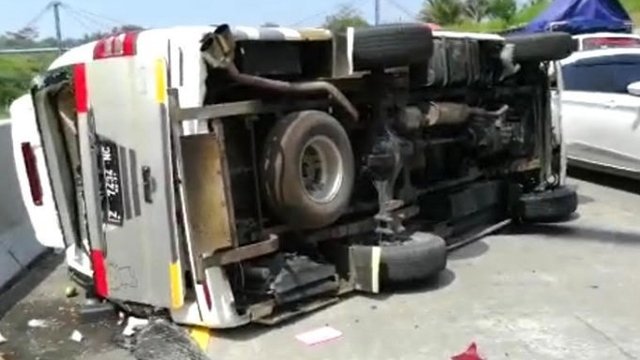 8 Orang Terluka Akibat Minibus Terguling di Jalan Tol Solo - Semarang