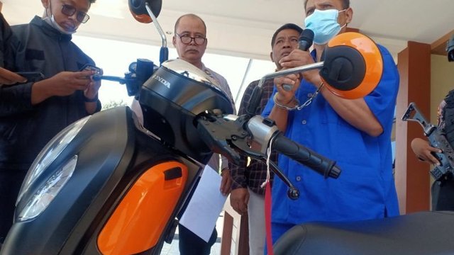 Tahu Pemilik Sedang Mandi, Wely Embat Scoopy