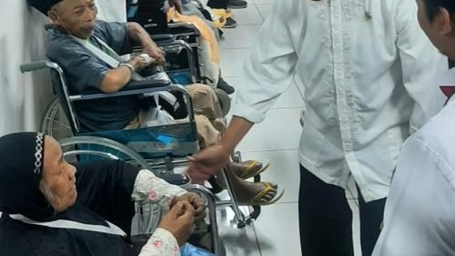 Pembimbing Ibadah Beri Pendampingan Jemaah Sakit