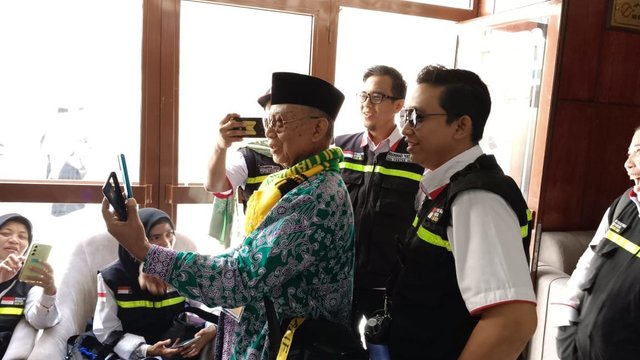 Jamaah Haji Lansia Sempat Bingung, Handphone Roaming Tak Bisa Digunakan