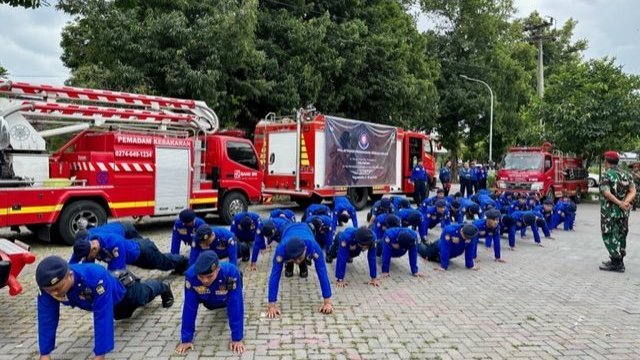 Mahir dan Cekatan Padamkan Api, Personil Damkar Yogya Dilatih Kopasus