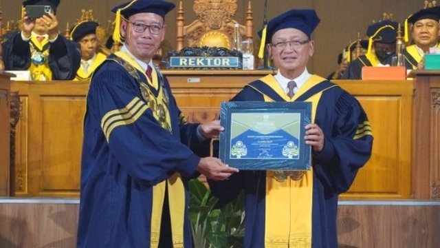 Menteri ESDM RI dan Pandawara Group Terima Anugerah Konservasi Unnes