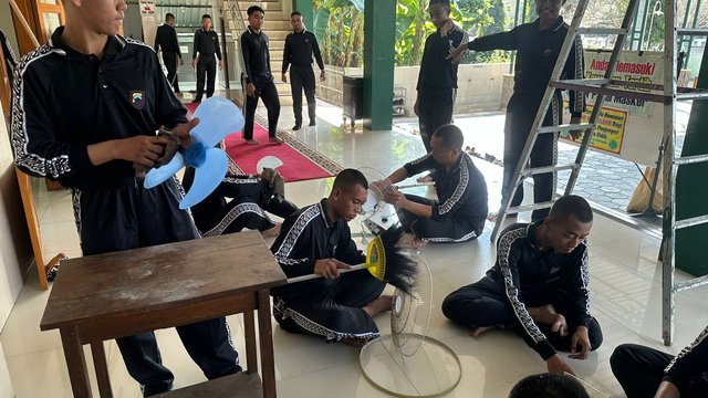Peringati Hari Bhayangkara, Polres Karanganyar Bersihkan Masjid Dan Gereja 