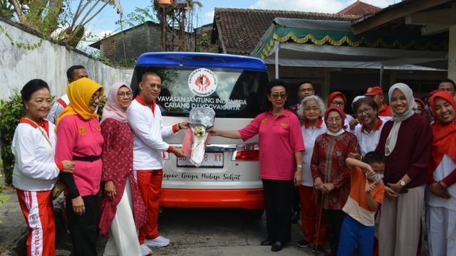 GKR Hemas Serahkan Mobil Operasional Yayasan Jantung Indonesia DIY