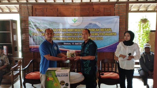 Ditintelkam Polda DIY Serahkan Bantuan Alat Pertanian