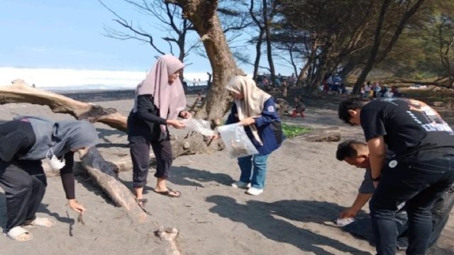 Peringati Hari Laut, Mahasiswa Sosiologi UIN Sunan Kalijaga Gelar Aksi Bersih Pantai