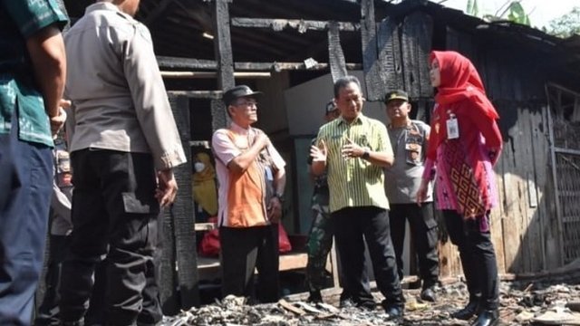 Serahkan Bantuan, Bupati Demak Sambangi Korban Bencana Kebakaran di Jetaksari
