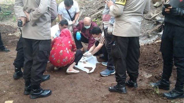 Menyangkul Tanah Pekarangan, Pekerja Temukan Kerangka Bayi