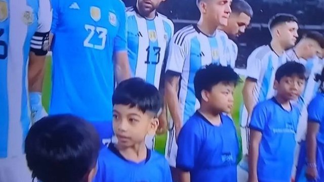Keren! Jan Ethes Srinarendra Jadi Player Escort Emiliano Martinez