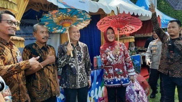 Hapus Kemiskinan Ekstrem Teten Masduki Beri Bantuan Pelaku UMKM di Klaten