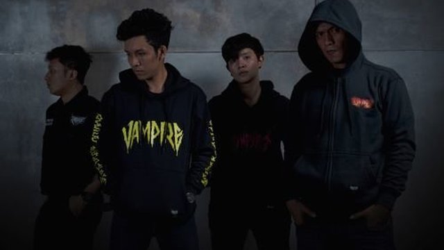 'Kupu-kupu Baja' Captain Jack Bermetamorfosa Bersama Alectrona
