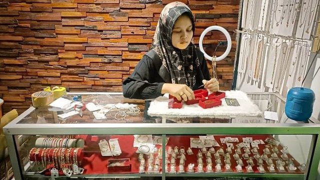 Usaha Aksesoris Ukir Nama Rambah Pasar Ekspor