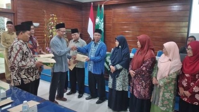 20 Guru - Tendik Muhammadiyah Terima Tali Asih