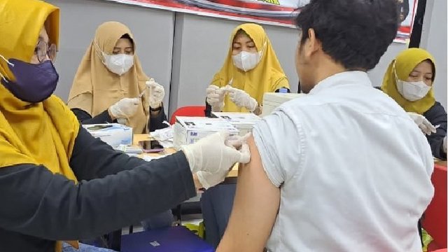Peringati Hari Bhayangkara ke- 77 dan Cegah Covid-19, Polres dan Puskesmas Vaksinasi