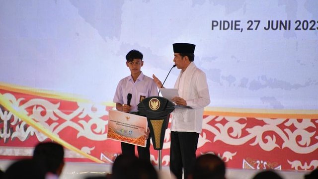 Kemendikbudristek Serahkan Beasiswa Bagi Anak Korban Pelanggaran HAM Berat