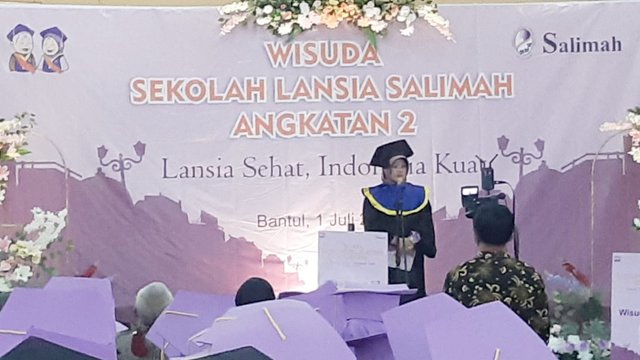 Gubernur Apresiasi Siswa Sekolah Lansia Salimah