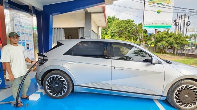 PLN Bakal Sulap Tiang Listrik Jadi Tempat Isi Baterai Mobil Listrik