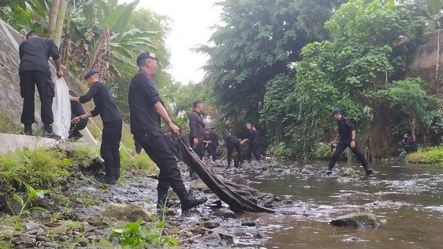 Gandeng Warga dan Ormas, Brimob DIY Bersihkan Sungai Gajah Wong