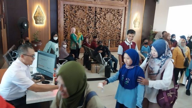 Anak Disabilitas Gembira Diajak Naik Kereta Api
