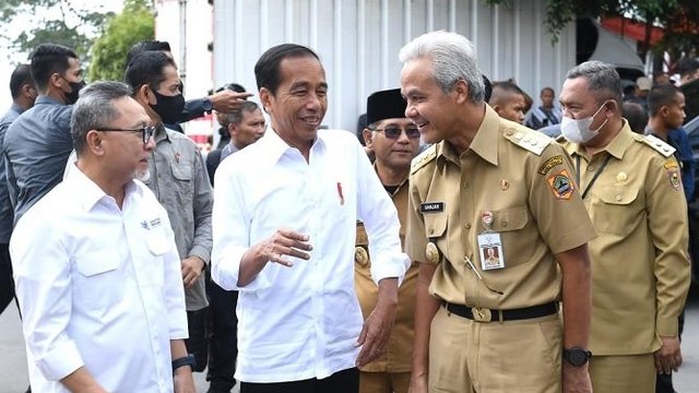 Jokowi Dinilai Tak Elok Ikut Mengurusi Baju Ganjar