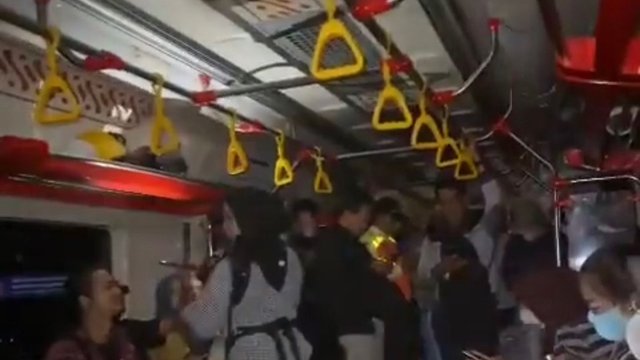 Viral KRL Yogya - Palur 'Macet' di Brambanan dan Klaten, KAI Commuter Sebut Gangguan