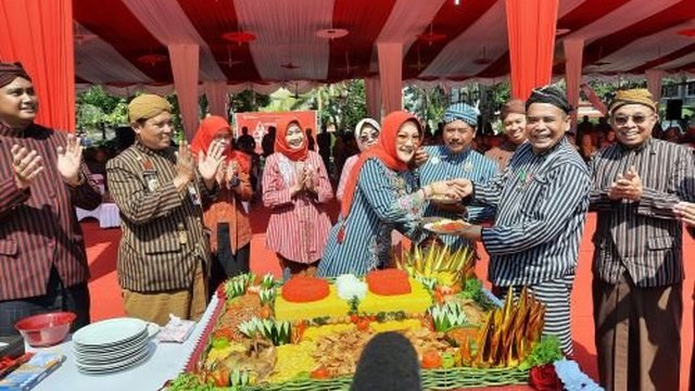 Kenakan Lurik, Upacara HUT Klaten Momentum Bangkitkan UMKM
