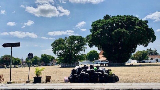 Kantong Sampah Menggunung di Alun-Alun Selatan Beraroma Tak Sedap