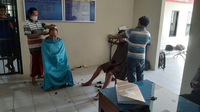 Sat Tahti Polres Sukoharjo Beri Layanan Potong Rambut Para Tahanan