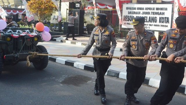 Kapolres Magelang dan PJU Tarik Mobil Dengan Tali