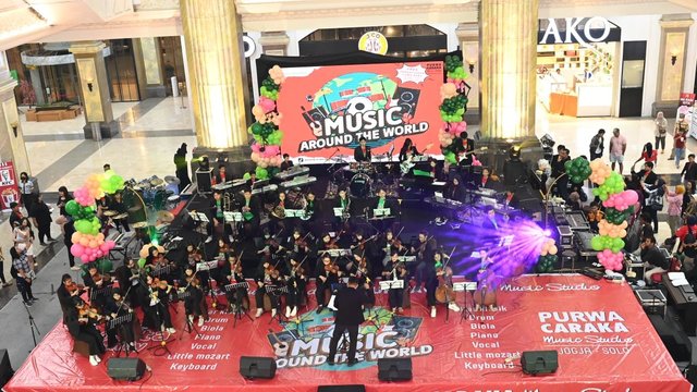 Ratusan Siswa Purwa Caraka Music Studio Yogyakarta Gelar Konser Music Around The Worl