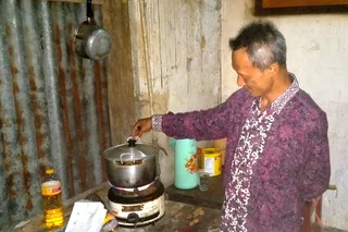 Biogas Jadi Katalisator Perbaikan Lingkungan di Desa Lereng Semeru Ini