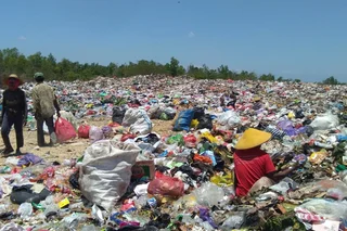 Warga Pilah Sampah TPA Angsanah untuk Pakan Ternak dan Bahan Daur Ulang