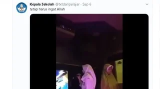 Wow! Temannya Asyik Bernyanyi, Pelajar Ini Khusyuk Sholat di Ruang Karaoke