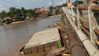 Ditabrak Ponton Jembatan Tanjung Raja Bergeser