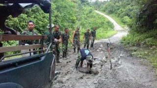 Prajurit TNI Perbaiki Jalan Rusak di Papua