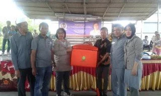 Bantu Nelayan OKI, DPR RI Berikan 100 Paket Perlengkapan K3