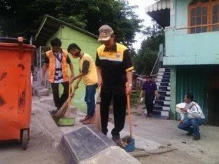Bersihkan Jalan, Walikota Palembang Menyamar Menjadi Petugas DKK