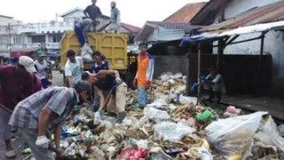 Gaji Petugas Kebersihan Tak Kunjung Turun Sampah di Pasar Pendopo Menggunung