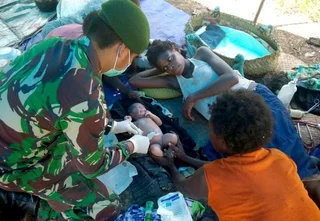Di Tengah Wabah Corona, Personel Yonif 411 Kostrad Bantu Persalinan Warga Papua di Bivak