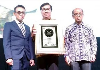 Polytron Raih Platinum "Indonesia Best Brand Award 2017"