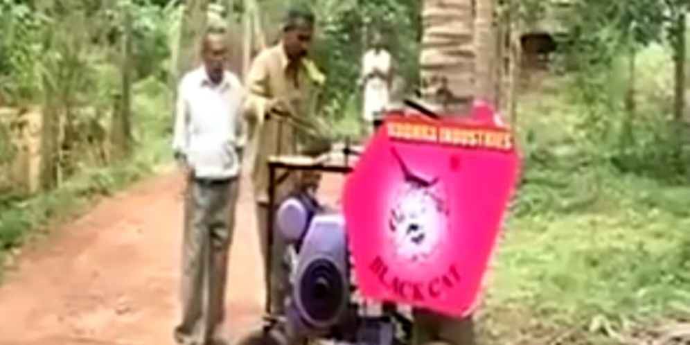 Warga India Perkenalkan Mesin Panjat Pohon Kelapa Otomatis 