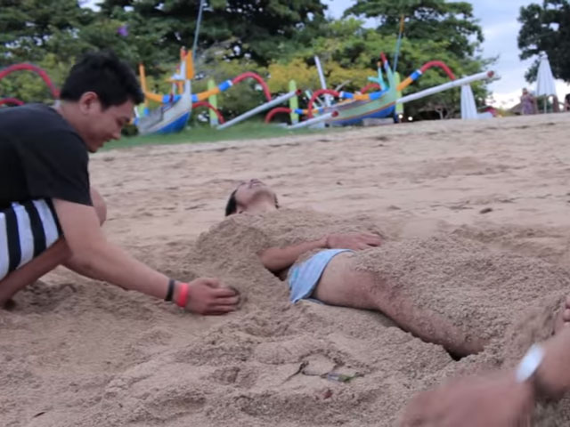 Kelakuan Orang Bali Saat Pergi Ke Pantai Cek Di Video Ini Famous Id