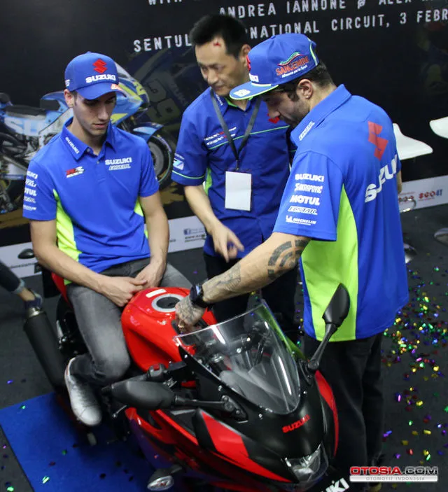 Andrea Iannone Dan Alex Rins Kunjungi Indonesia Pembalap Motogp Suzuki Ecstar Andrea Iannone Dan Alex Rins Kunjungi Indonesia Galeri Foto Otosia Com Otosia Com