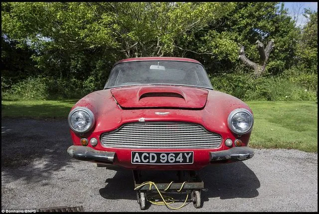 Aston Martin DB4 1959 - Bangkai Mobil Tua Bernilai 