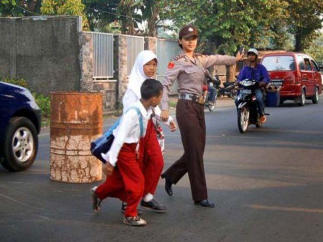 Berkendara Aman Bersama Polwan Cantik - Polwan Cantik 