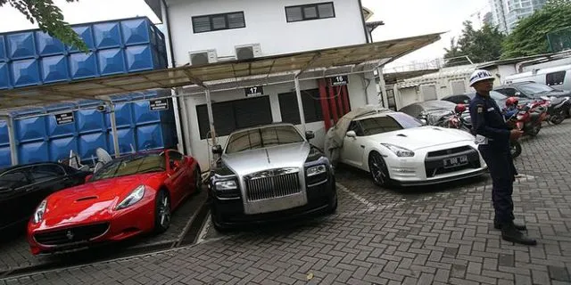 Deretan Mobil Mewah di Halaman Parkir KPK - Mobil-Mobil 