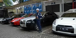 Deretan Mobil Mewah di Halaman Parkir KPK - Mobil-Mobil 