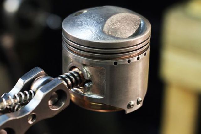 Detail Menarik Lampu Meja Berbahan Jeroan Mesin Motor 