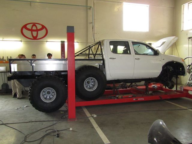 Dob-Cab Sangar Toyota Hilux 6X6 - Karakter Brutal Toyota 